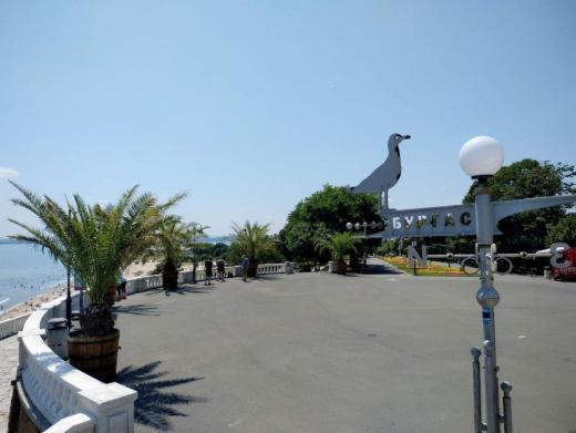 Emona Apartment Burgas Bagian luar foto