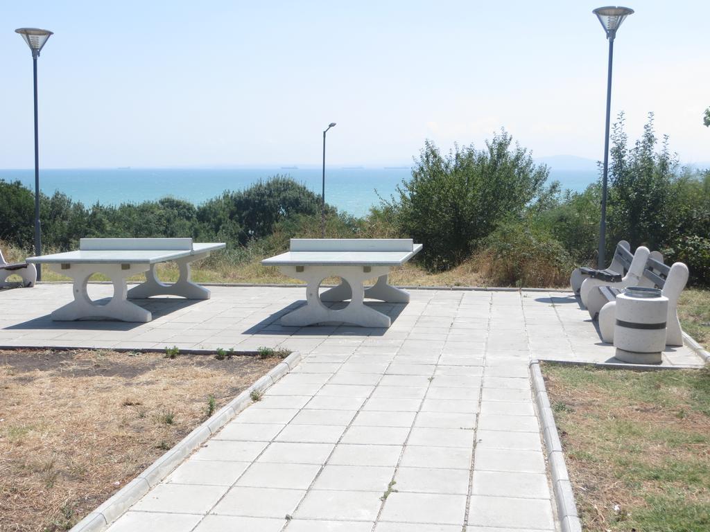 Emona Apartment Burgas Bagian luar foto