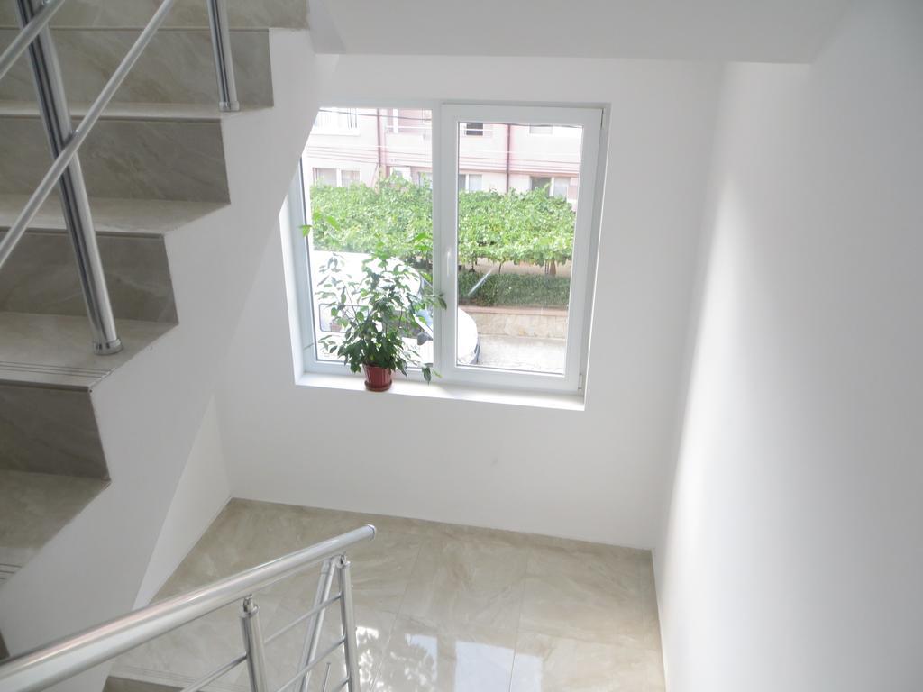 Emona Apartment Burgas Bagian luar foto