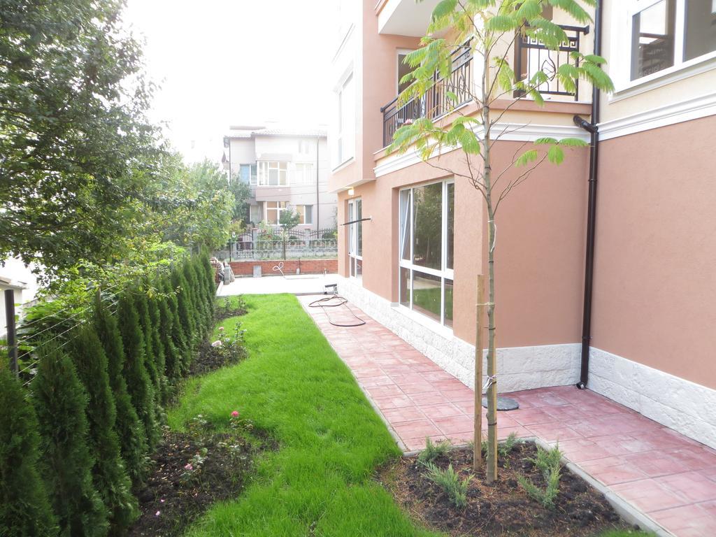 Emona Apartment Burgas Bagian luar foto