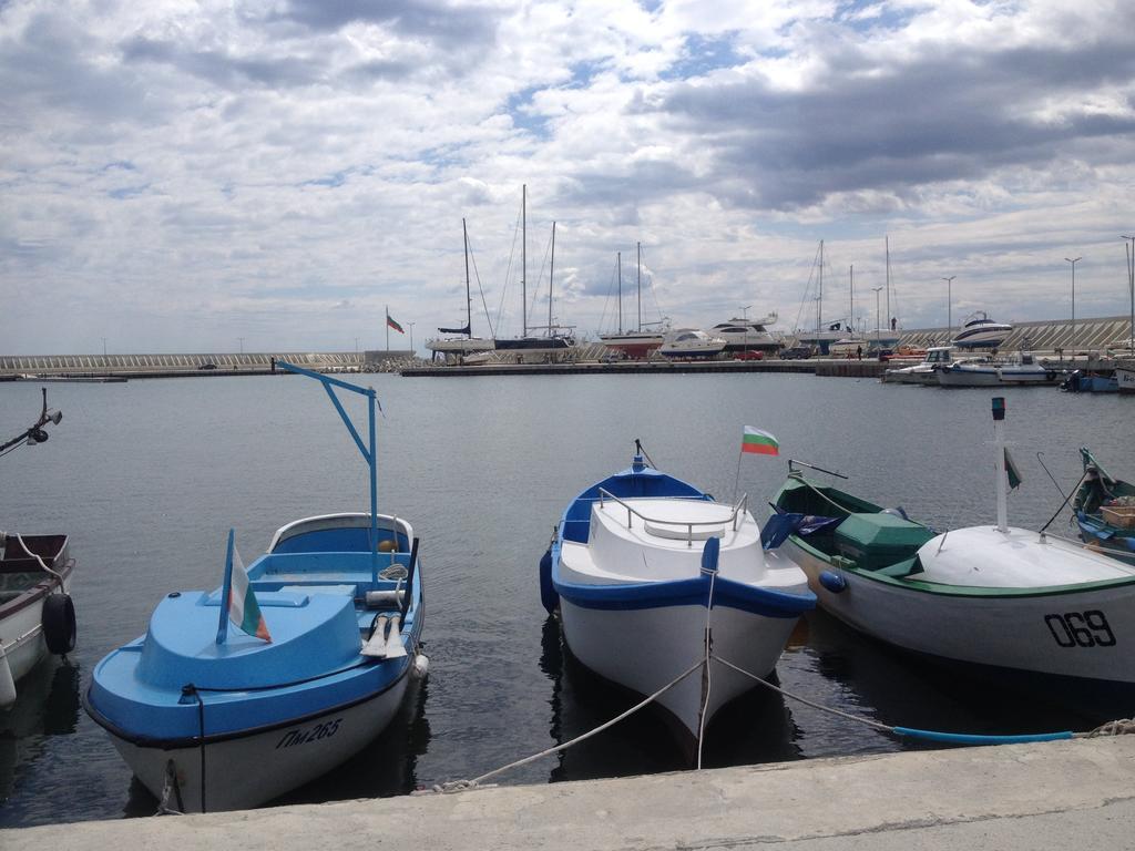 Emona Apartment Burgas Bagian luar foto