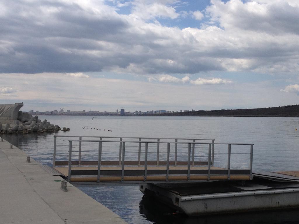 Emona Apartment Burgas Bagian luar foto