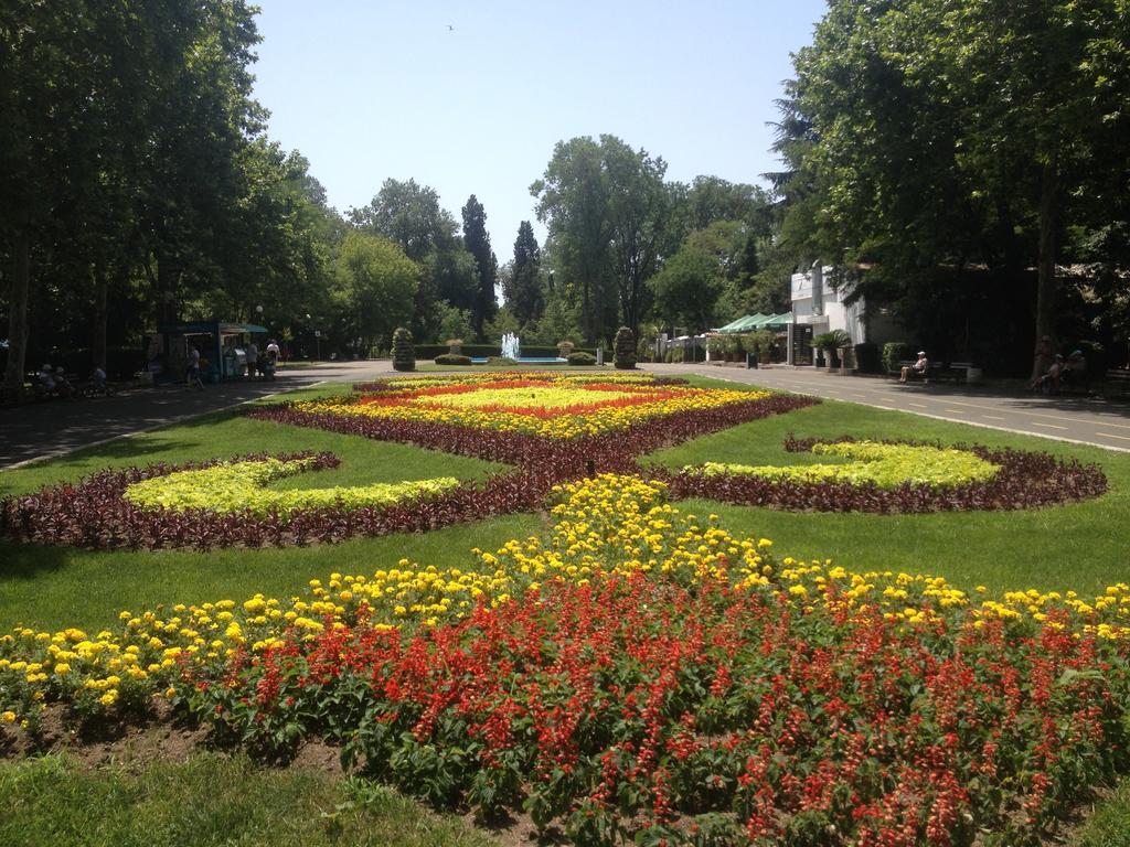 Emona Apartment Burgas Bagian luar foto
