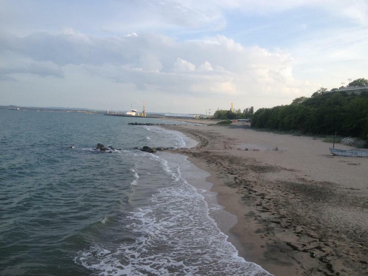 Emona Apartment Burgas Bagian luar foto