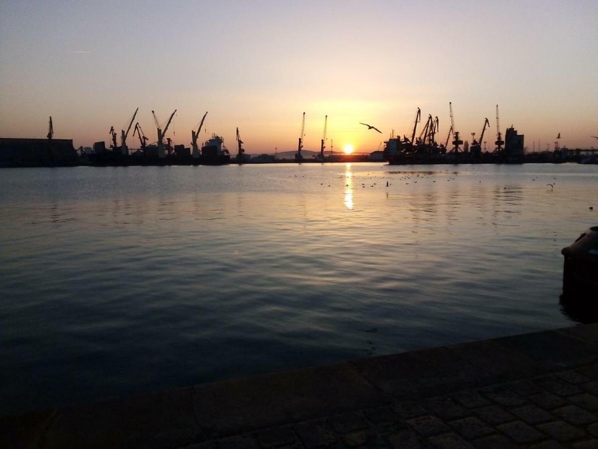Emona Apartment Burgas Bagian luar foto