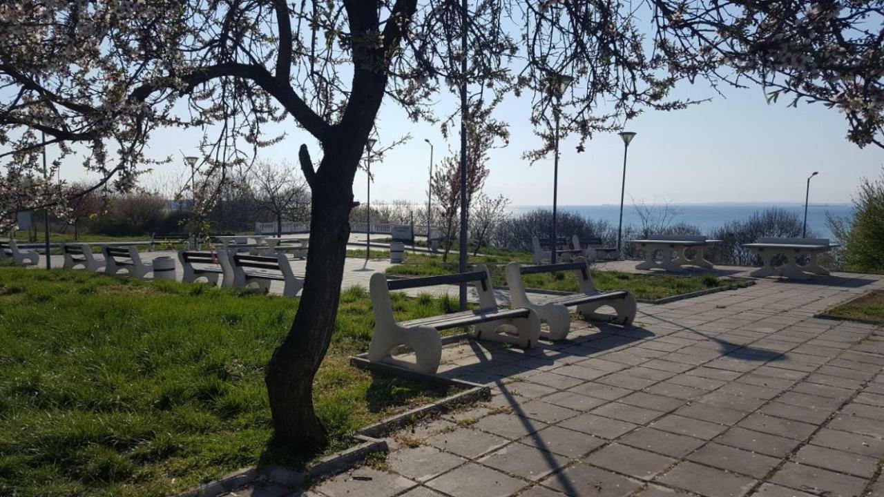 Emona Apartment Burgas Bagian luar foto