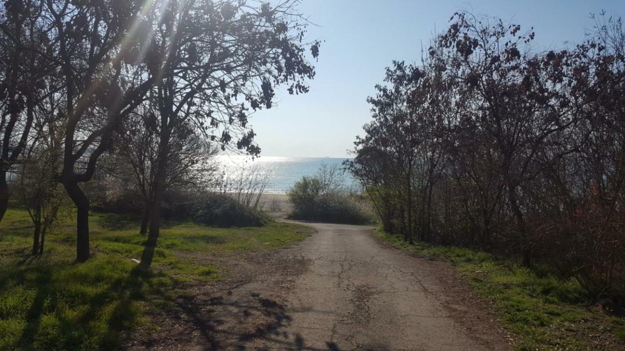 Emona Apartment Burgas Bagian luar foto